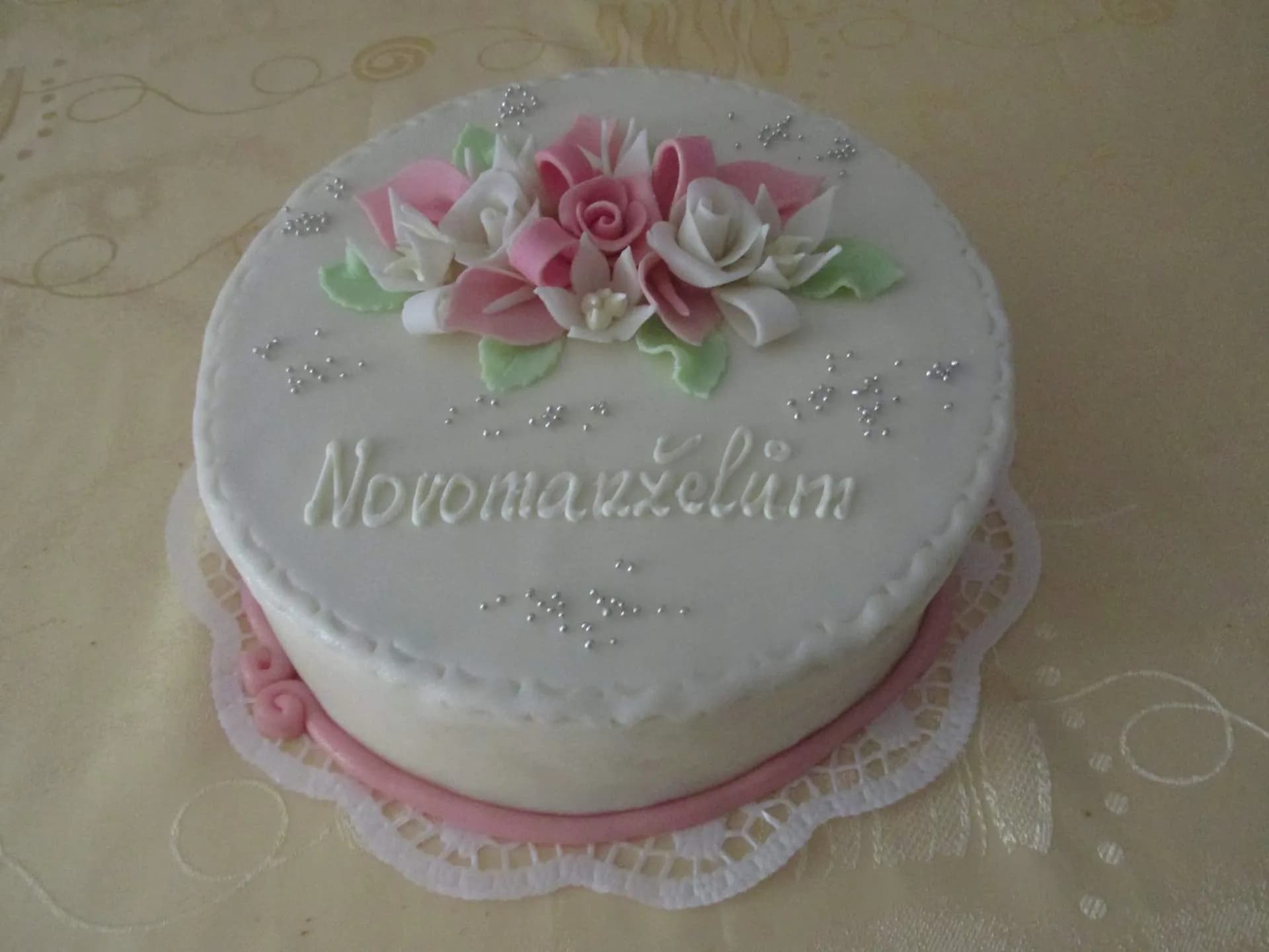 Novomanželům s růžovou mašlí