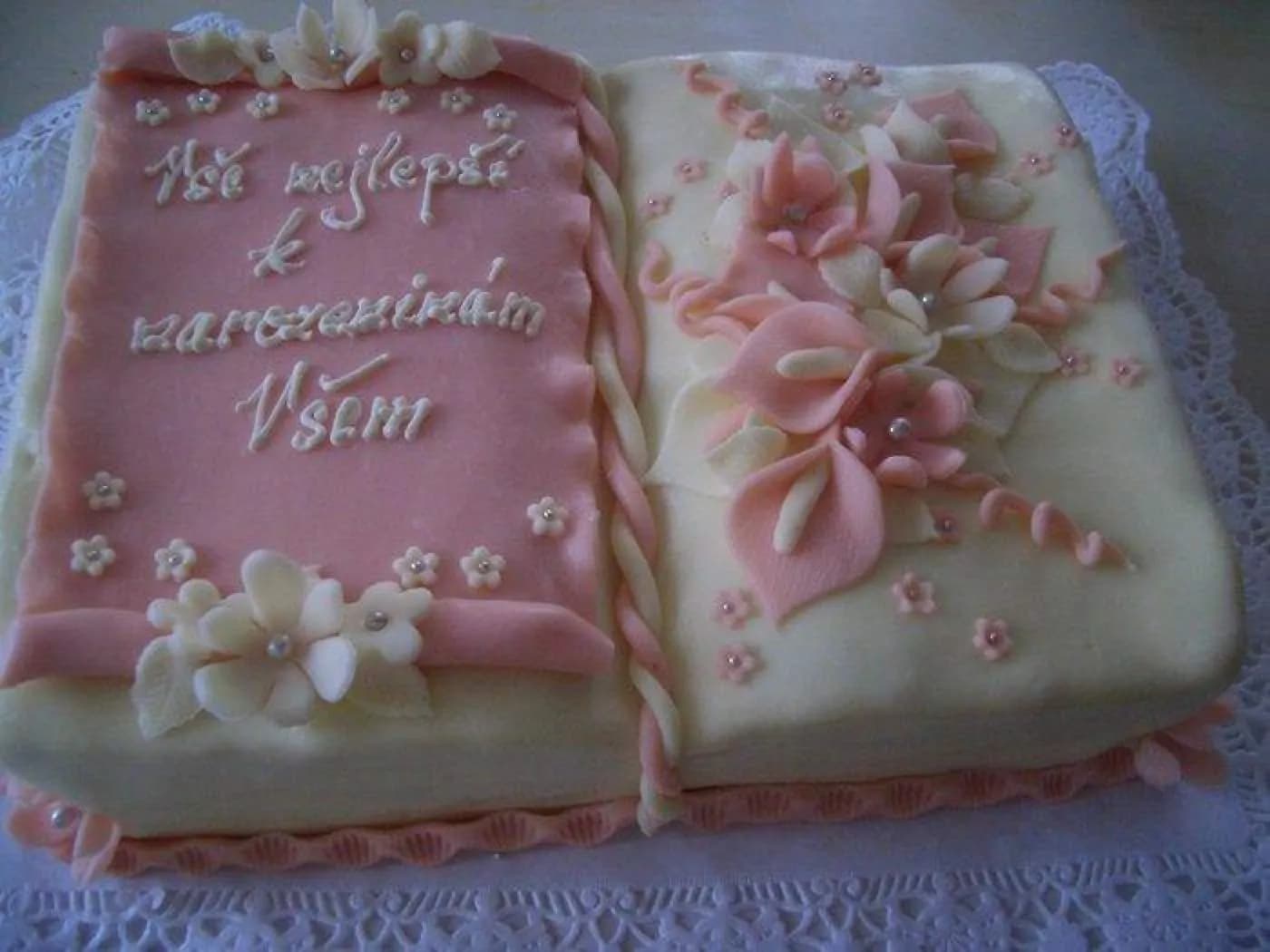 Kniha růžová s pergamenem