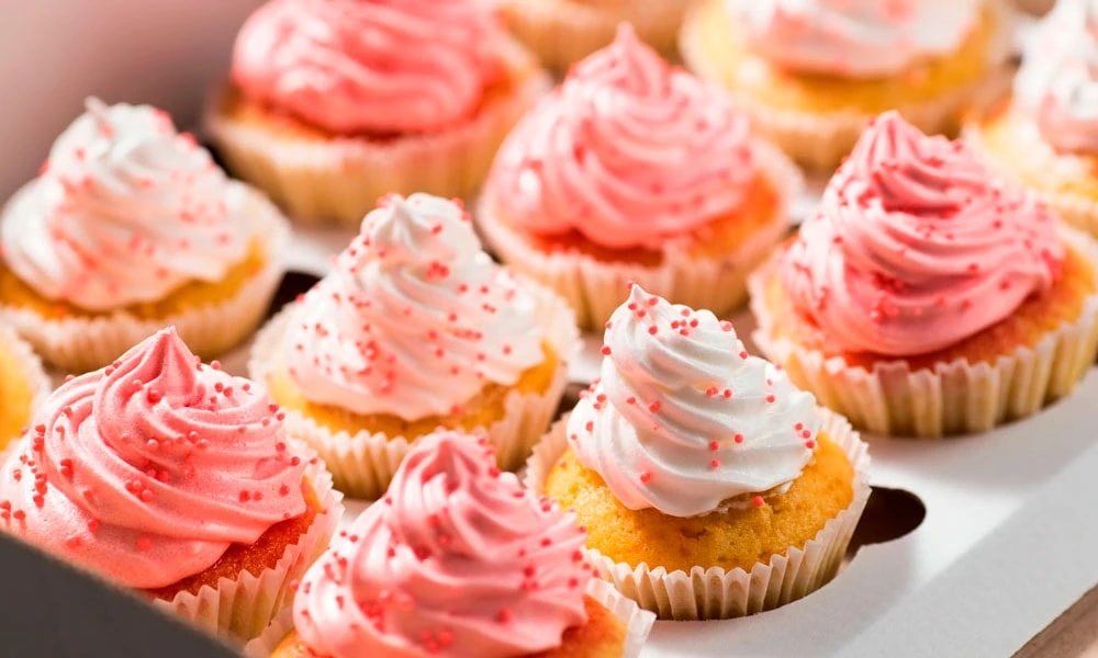 Cupcakes s růžovou a bílou krémovou čepicí